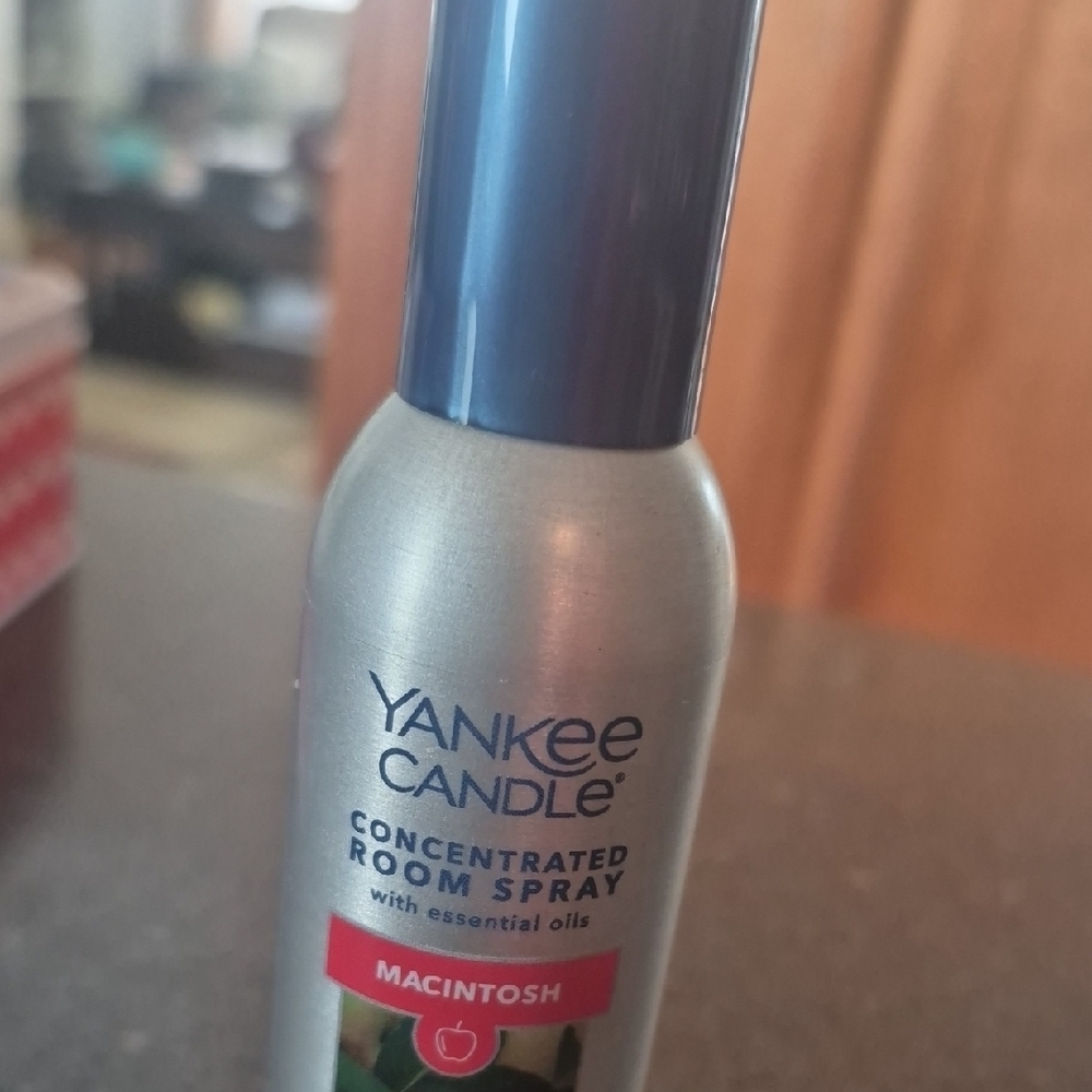 Yankee Candle Macintosh Scented Room Spray with Silver Bottle - Picture 3 of 9